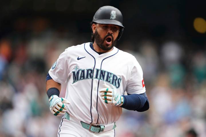 Suárez hits 3-run homer as Mariners hold off Padres 4