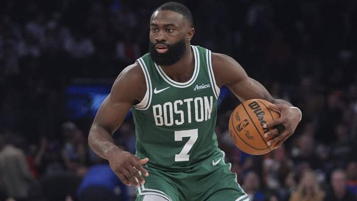 Arrestan al padre de la estrella de la NBA Jaylen Brown por supuesto apuñalamiento a entrenador juvenil