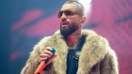 Maluma pide cuidar los oídos de los niños y obsequia audífonos previo a show en Monterrey