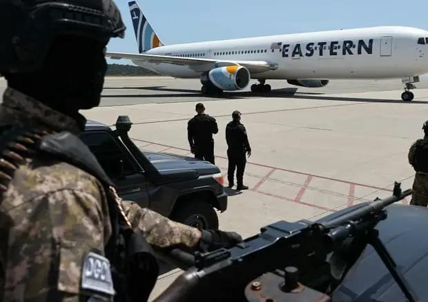 Retornan 158 migrantes venezolanos en vuelo de Texas
