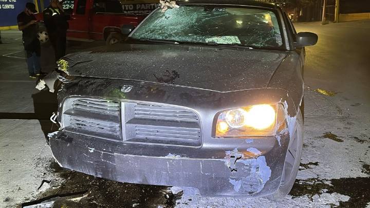 Ebrio huye de las autoridades, choca y destroza su auto en Otilio González