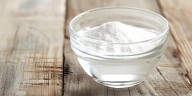 Para qué sirve la mezcla de bicarbonato de sodio con agua caliente y jabón: su poder limpiador para baños y cocina