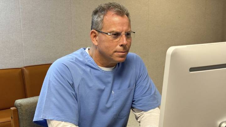 Niegan libertad condicional a Erik Menendez por mala conducta en prisión