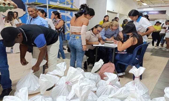 Gobernación entrega ayudas a familias desplazadas en Jamundí