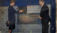 Desentierran cápsula del tiempo sellada por la princesa Diana en hospital infantil de Londres en 1991