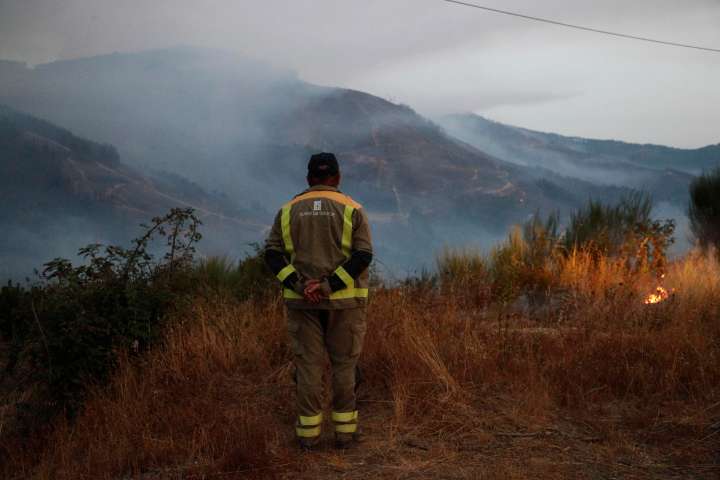 Evolucionan favorablemente los incendios en España, aunque algunos siguen generando alarma