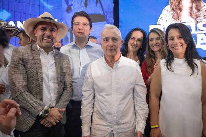 Dos golpes fuertes al Centro Democrático en 14 días