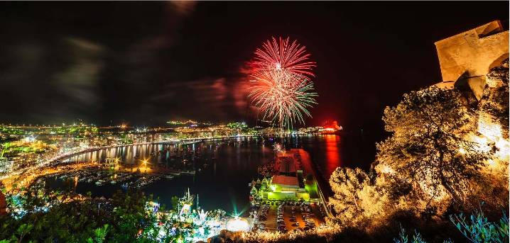 Águilas brillará esta noche con el Castillo de Fuegos Piromusicales