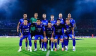 Futbolistas de Cruz Azul subastarán sus playeras para ayudar al hijo de Fernando Navarro