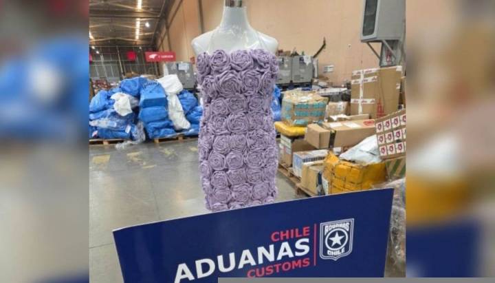 Viajaba de Vitacura a Australia: Aduanas descubre vestido de flores con cocaína
