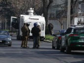 Incidentes en Santiago: encapuchados lanzan molotov en el INBA y Barros Borgoño