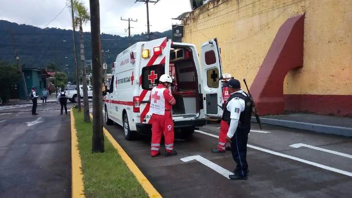 Atropellan a dos motociclistas en la zona de las Altas Montañas; recibieron atención médica