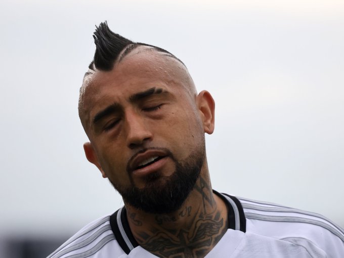 Árbitro Felipe González consignó reclamos e insultos de Arturo Vidal tras empate entre Everton y Colo