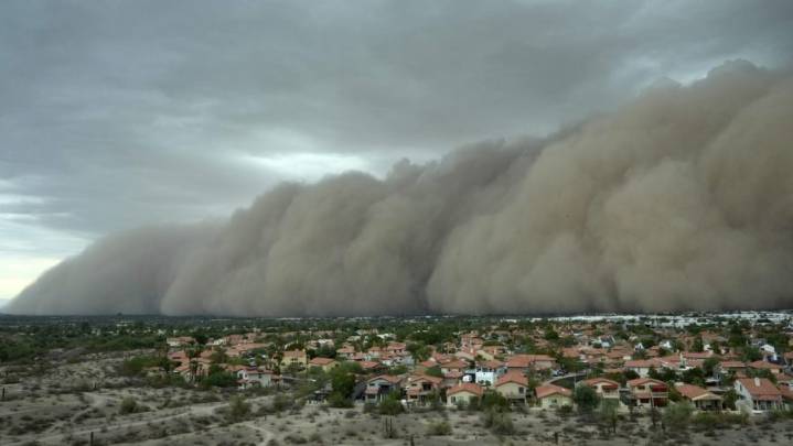 Haboob slams Phoenix with dust wall, darkening skies and knocking out power
