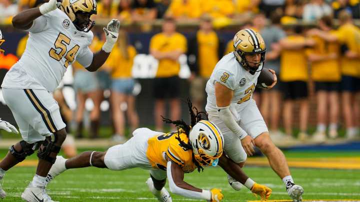 How Missouri football LB Khalil Jacobs recovered from torn pec