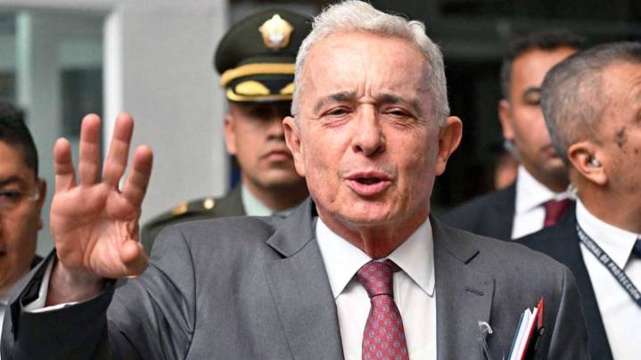 Álvaro Uribe recupera la libertad mientras apela su condena a 12 años por fraude procesal y soborno