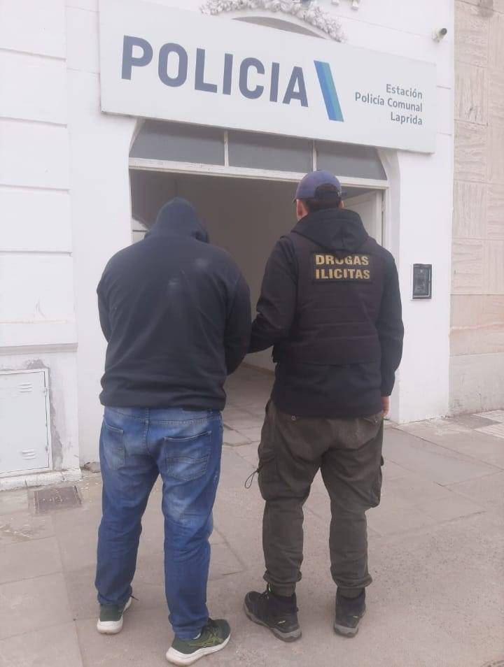 Los 3 hombres detenidos en la fiesta electrónica, en Azul, fueron trasladados a distintas comisarías de la zona