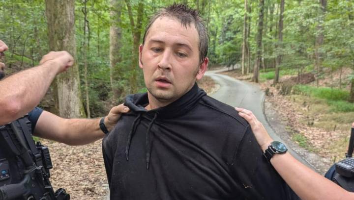 Arrestan a sospechoso de la muerte de familiares de bebé abandonado en Tennessee