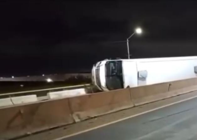 Vuelca camión de transporte de personal en la carretera a Rioverde
