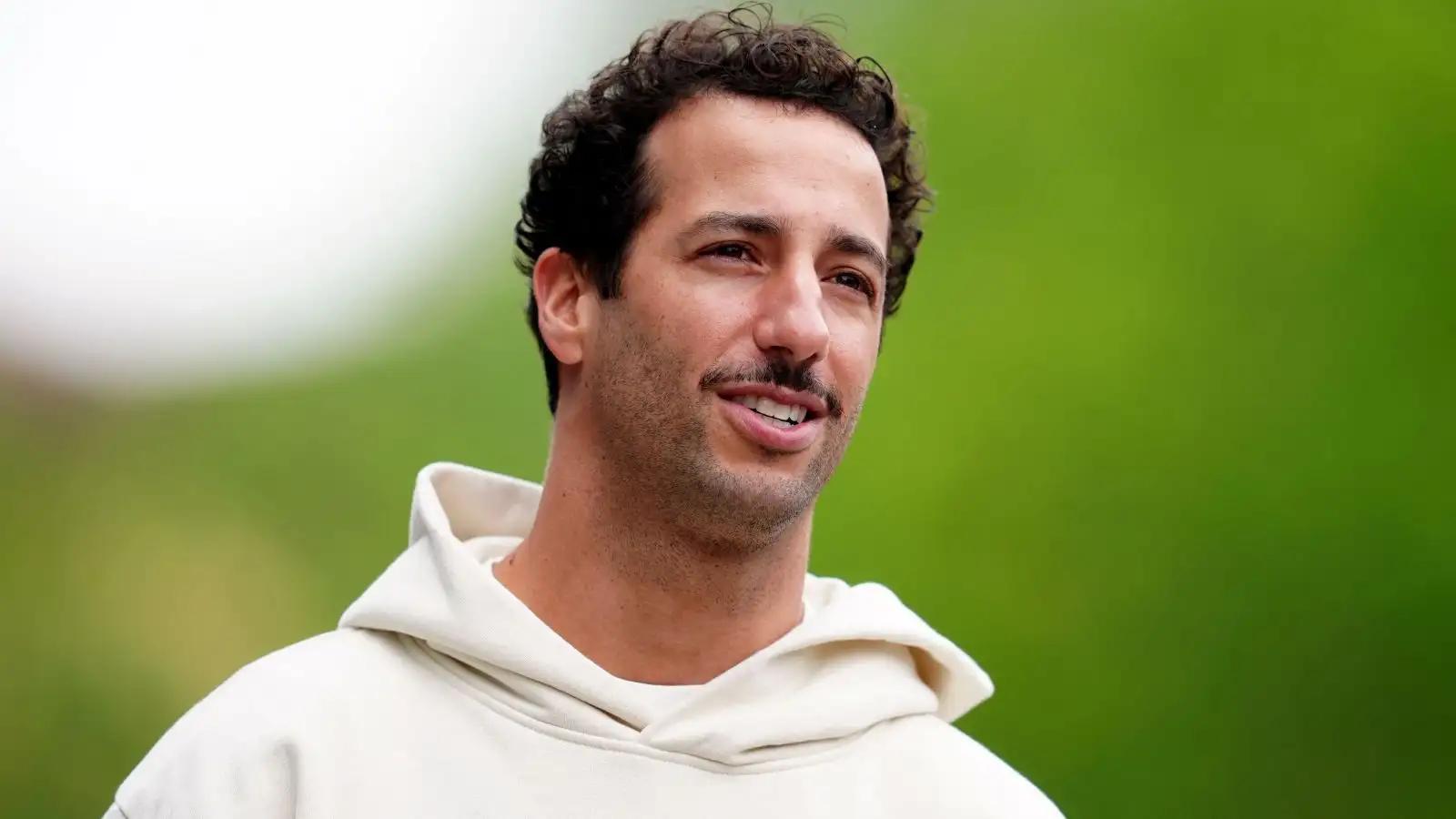 Daniel Ricciardo conducts impromptu airport interview in heartwarming video