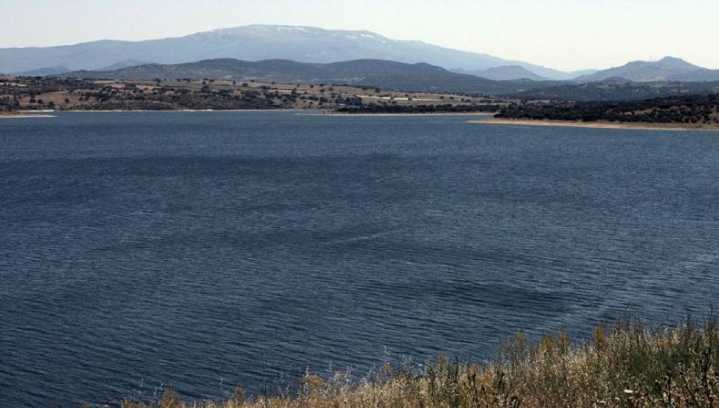 Accesos y tráfico, bajo control en la 'rave' ilegal de 2.000 personas en el embalse de Santa Teresa