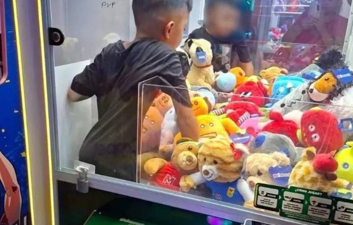 Niño queda atrapado en máquina de peluches en plaza de Nuevo León