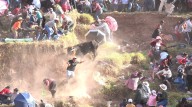 VIDEO | Toro se escapa de ruedo y causa pánico durante...
