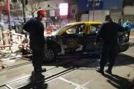 Grave accidente: un tren arrolló a un taxi y sus dos ocupantes se fugaron