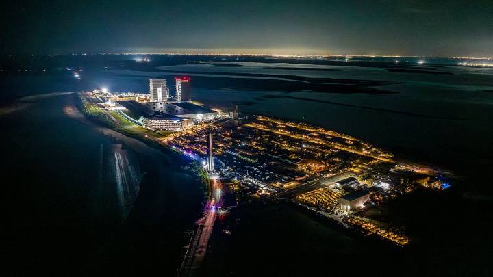 SpaceX moves giant Super Heavy rocket to pad ahead of Starship Flight 10 launch (photos)