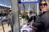 Imperdible gastada por las coimas: militantes libertarios se comieron el chiste del día en la calle