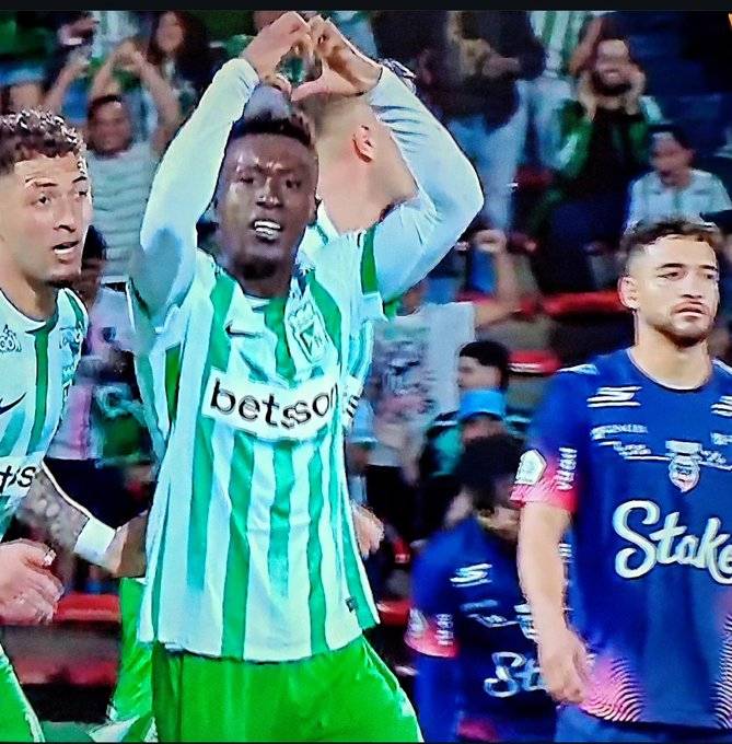 El Atanasio vibró con el regreso soñado de Marlos Moreno, nueve años después