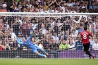 Bruno Fernandes stumbles into the referee and misses a penalty for Man United