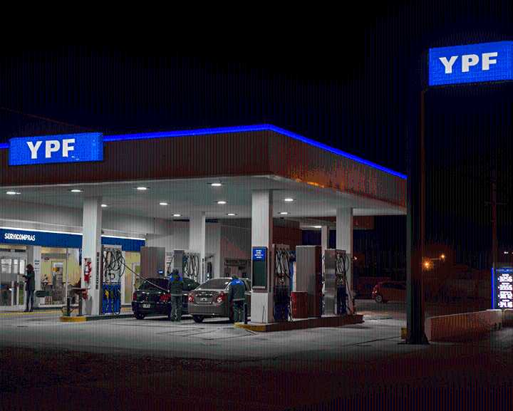 Desde esta noche: YPF duplicó el descuento para cargar nafta luego de las 0 horas