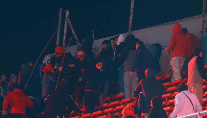 Prensa argentina informa el origen de los incidentes entre las hinchadas de Universidad de Chile e Independiente