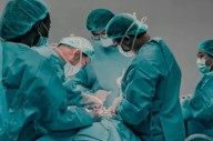 Una mujer de 77 años murió en medio de una cirugía cardíaca después de que se cortara la luz en el hospital