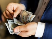 El dólar salta 2,6% y en el Banco Nación ya se vende a $1.370