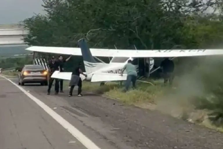 Avioneta aterriza de emergencia en autopista Mazatlán