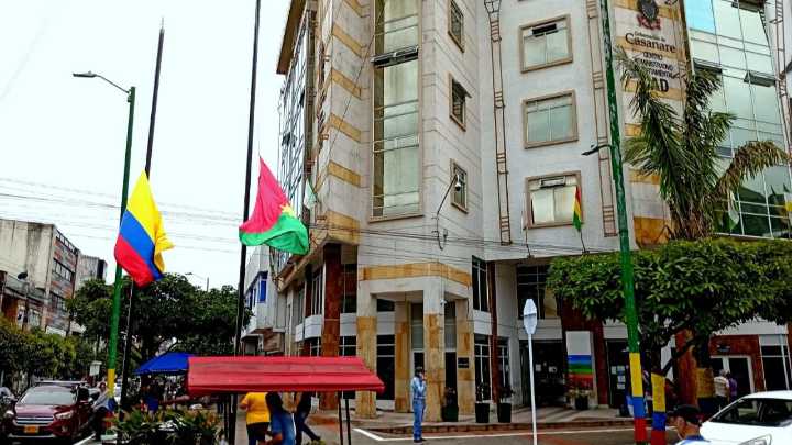 La administración de Casanare insiste en izar la bandera al revés #Tolditos7días