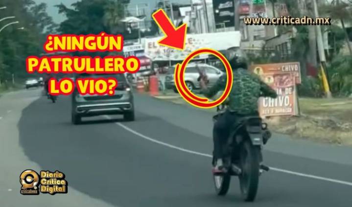 Graban a motociclista civil circulando por el libramiento de Tepic con una presunta arma (Video)