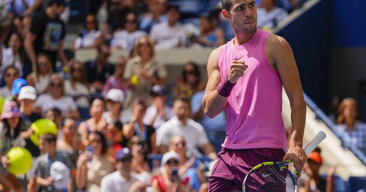 Carlos Alcaraz avanza en el US Open sin más contratiempos que un breve problema de rodilla