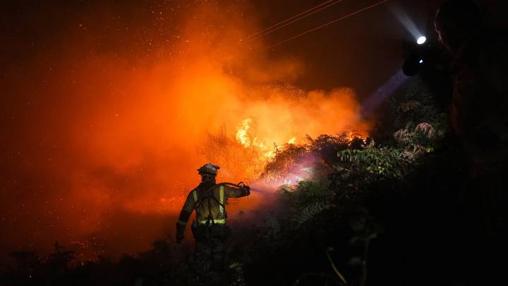 Vuelve la calma a Galicia con el fuego: siete incendios controlados y dos extintos