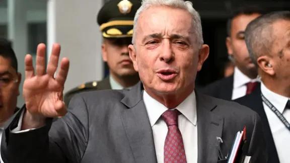 Álvaro Uribe fue sentenciado a 12 años de prisión domiciliaria por fraude y soborno