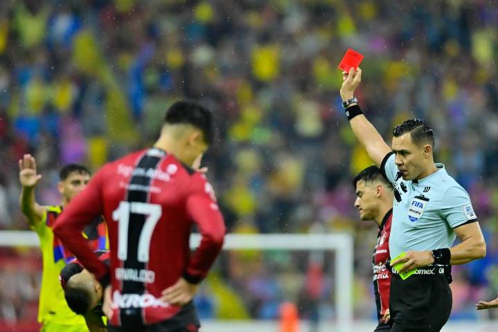 Cada vez que el Gato Ortiz pita al América, hay penal: tres partidos seguidos lo confirman
