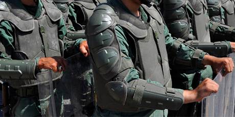 Detenidos cuatro trinitenses y un venezolano por tráfico de combustible