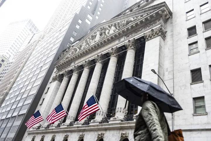 Wall Street cae de máximos: La inflación sorprende a la Fed, pero las esperanzas de recorte de tasas siguen altas antes del cierre por festividad