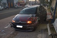 Un auto volcó y terminó sobre una garita de colectivos en Paraná