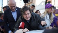Milei, evacuado de un acto electoral en Buenos Aires tras lanzarle objetos unos manifestantes opositores