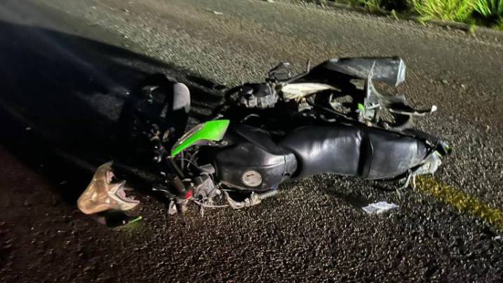 Muere motociclista y otro resulta lesionado al chocar contra un auto en la carretera Escuinapa