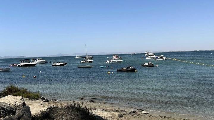 El Mar Menor cierra julio con dos grados menos con respecto a principios del mes gracias al temporal de Levante