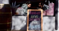 Café gratis para jubilados: la iniciativa solidaria de una confitería de Neuquén